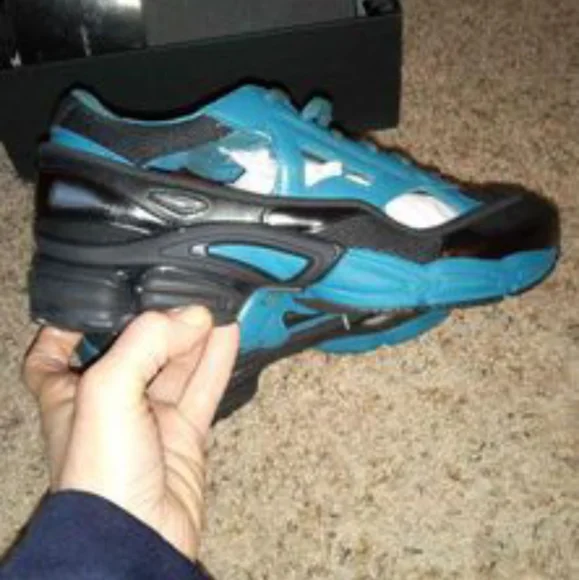 RAF SIMONSRAF SIMONS REPLICANT OZWEEGO - BLACK/ COLONIAL BLUE